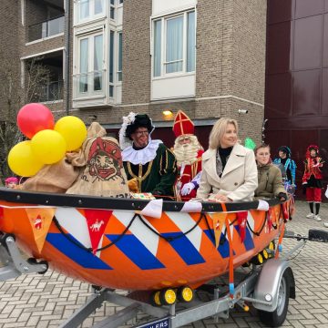 Sint kwam met reddingsboot naar Boekel