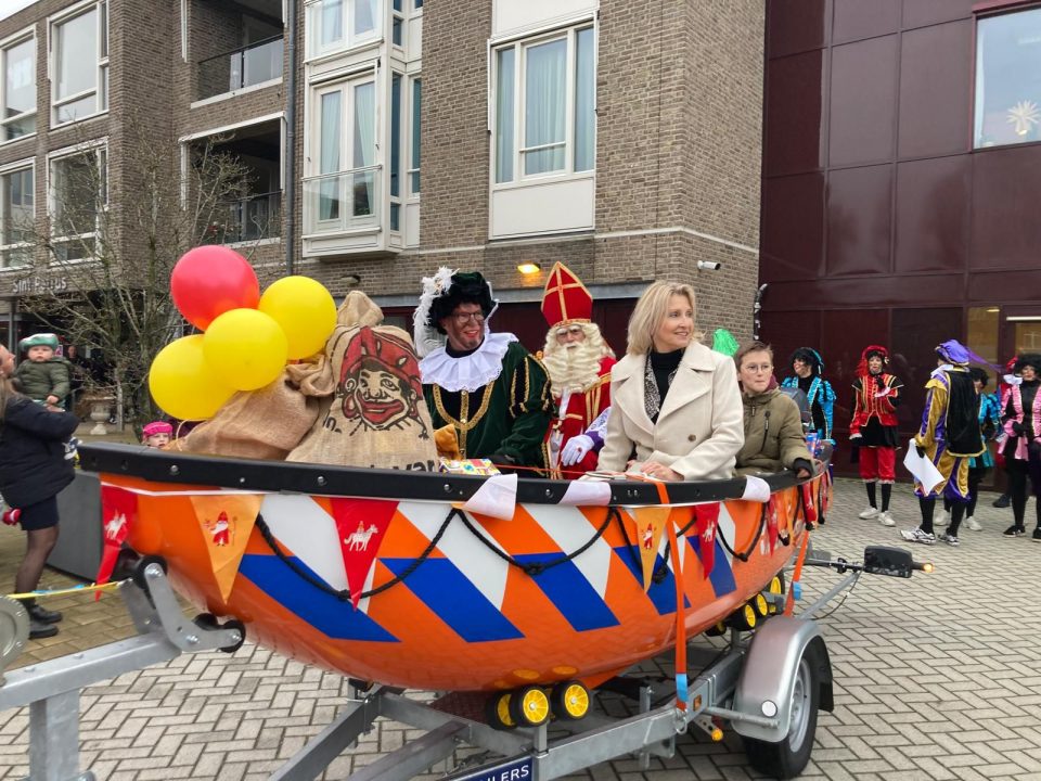 Sint kwam met reddingsboot naar Boekel