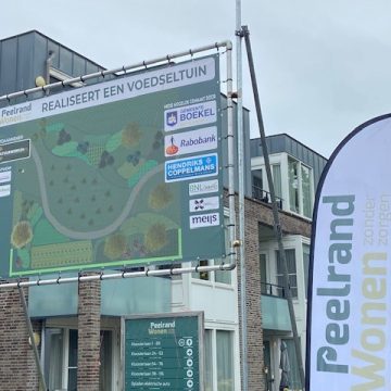 Leerlingen Kindcentrum de Regenboog steken handen uit de mouwen in de Voedseltuin