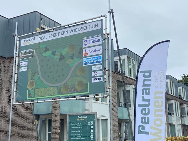 Leerlingen Kindcentrum de Regenboog steken handen uit de mouwen in de Voedseltuin