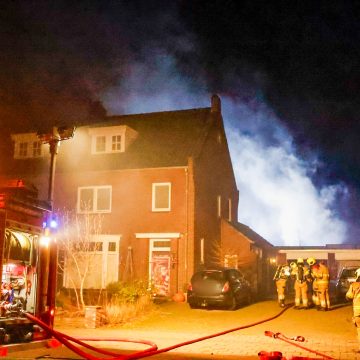 Brand in woonruimte achter woning aan Rutger van Herpenstraat