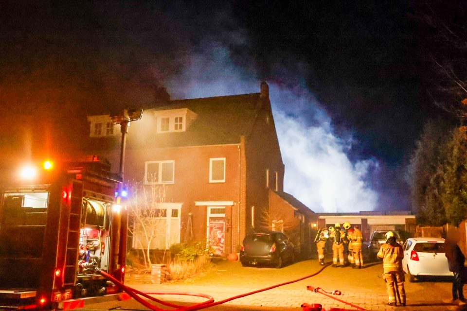 Brand in woonruimte achter woning aan Rutger van Herpenstraat