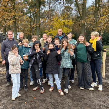 Groep 8 KC de Regenboog steekt de handen uit de mouwen in de Voedseltuin