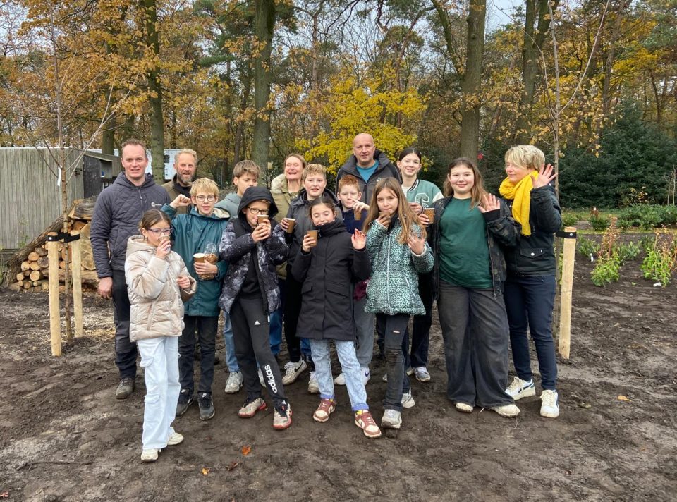 Groep 8 KC de Regenboog steekt de handen uit de mouwen in de Voedseltuin