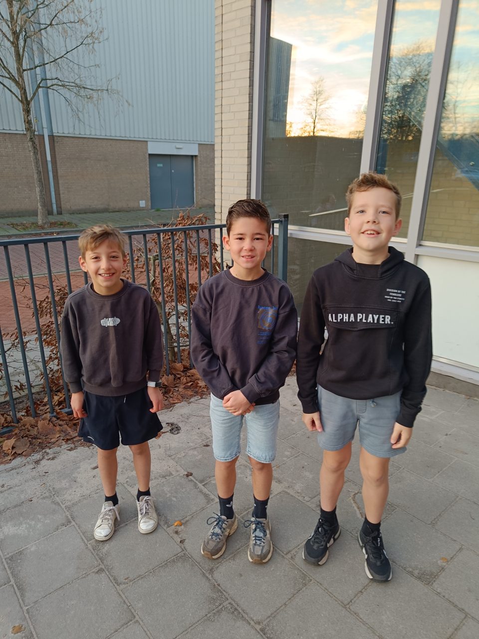 Boekelse vrienden lopen in december in korte broek voor Serious Request