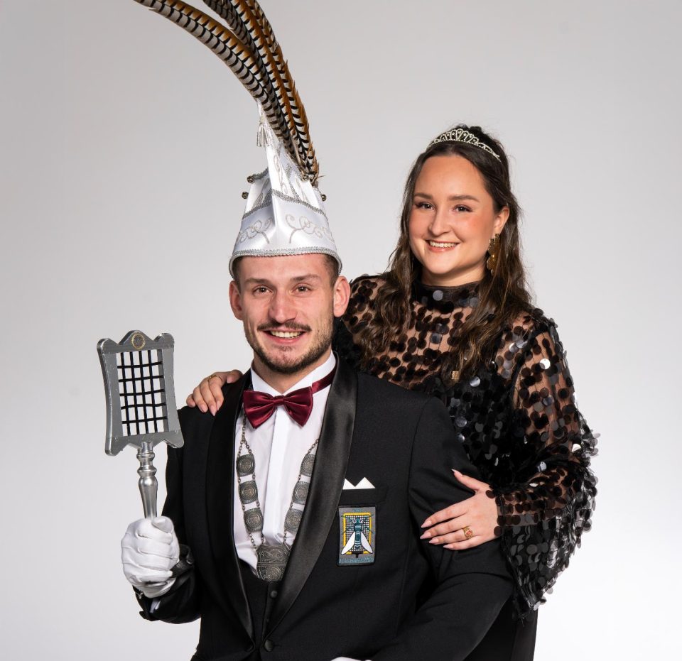 Vorst Rick d’n Urste en Vorstin Isa onthuld als Vorstenpaar bij C.v. de Vliegenmeppers