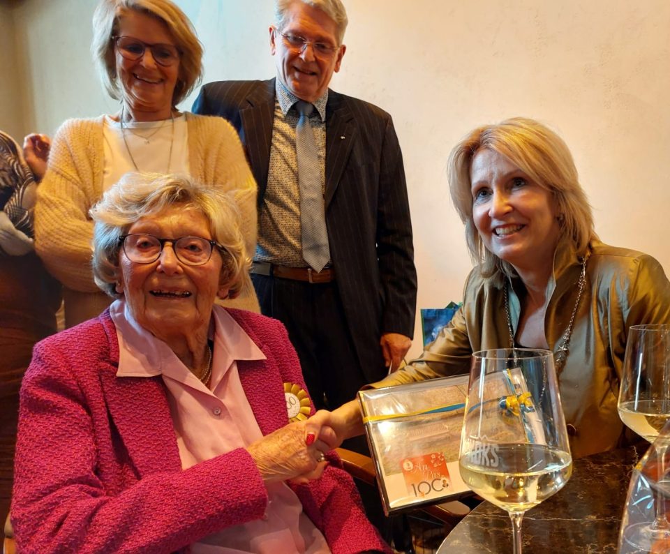 Burgemeester van den Elsen feliciteert 100-jarige mevrouw Pas – de Jong