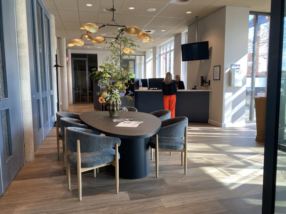 Vernieuwde publiekshal gemeentehuis Boekel in gebruik