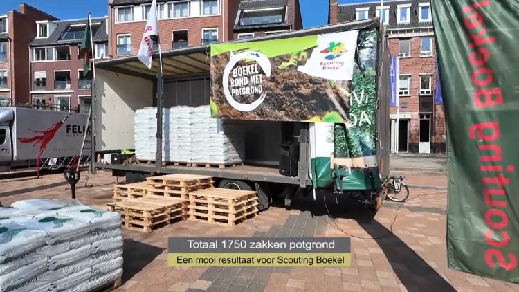Succesvolle potgrondactie Scouting Boekel: ‘Boekel rond met potgrond’ (VIDEO)