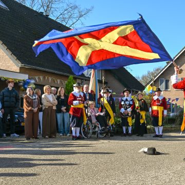 Gilde brengt 100-jarige een vendelgroet