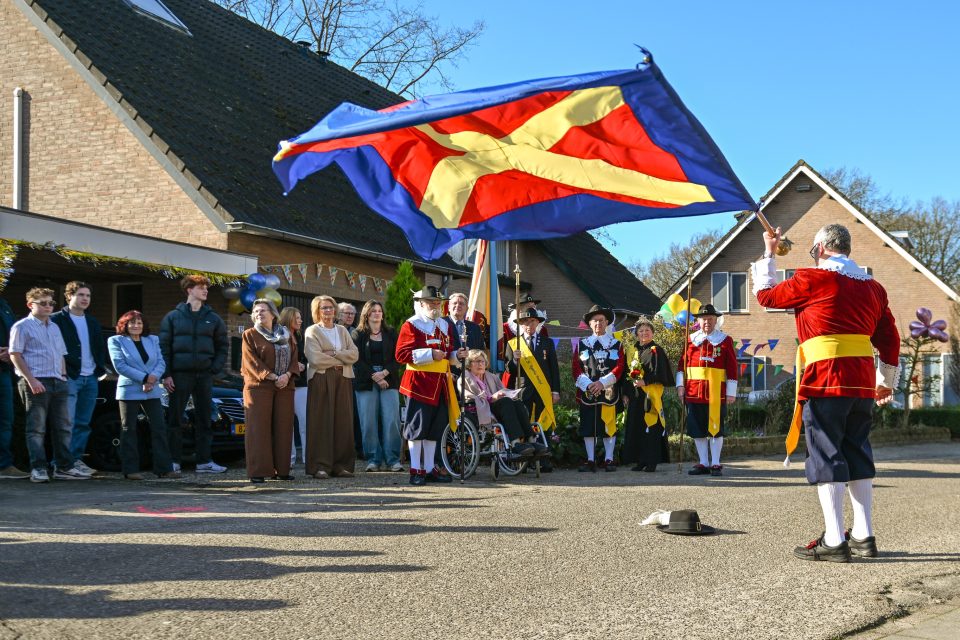 Gilde brengt 100-jarige een vendelgroet