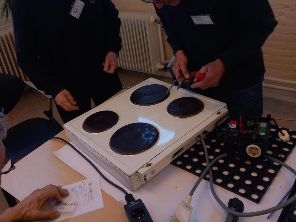 Op een zonnige dag bij Repair Café Boekel