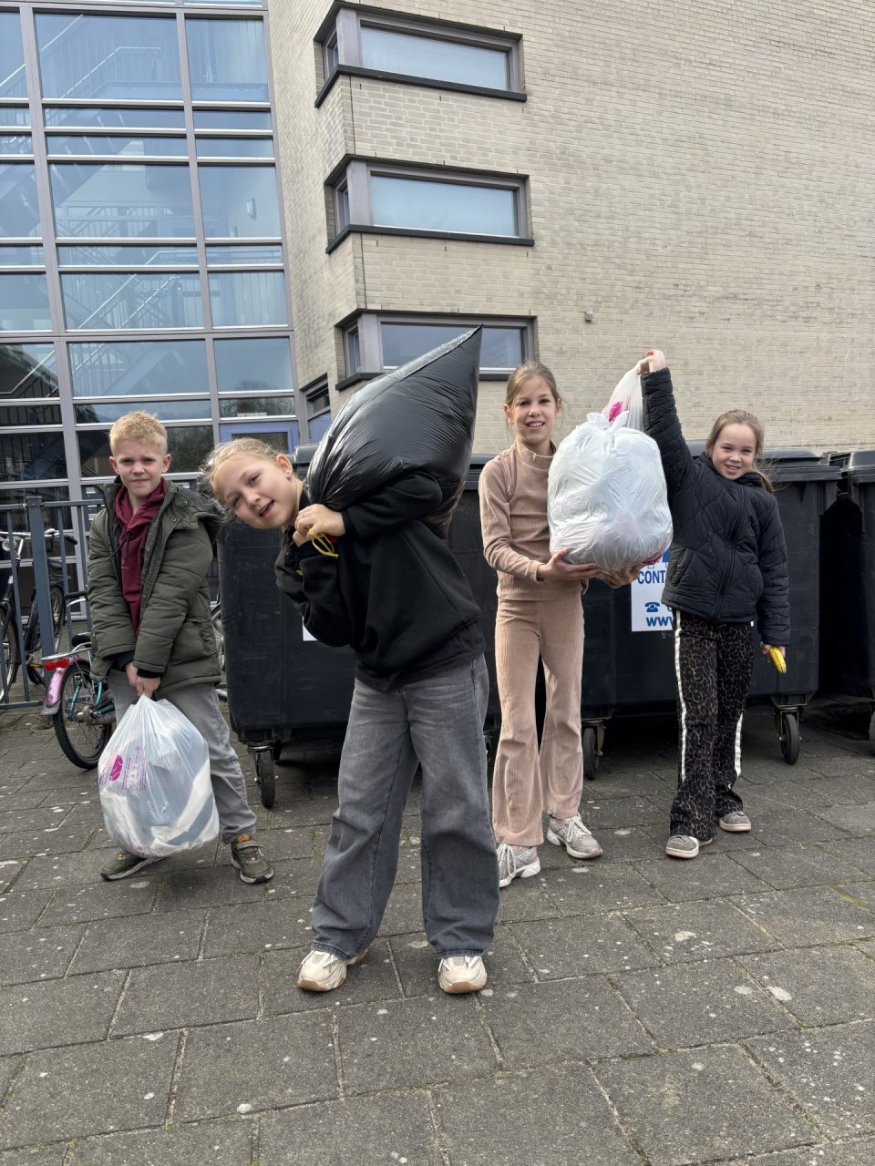 Samen tegen verspilling: Kindcentrum Octopus in actie voor textielrecycling