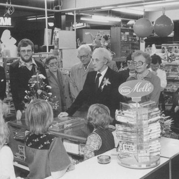 Heemkunde: Boekel en Venhorst in oude kranten – winkels Van den Hoogen