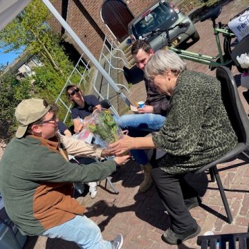 Oud en jong ontmoeten elkaar in de Burgtstraat