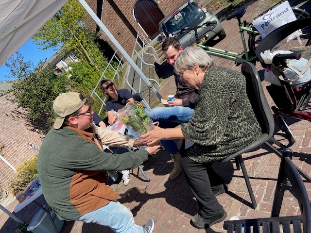 Oud en jong ontmoeten elkaar in de Burgtstraat